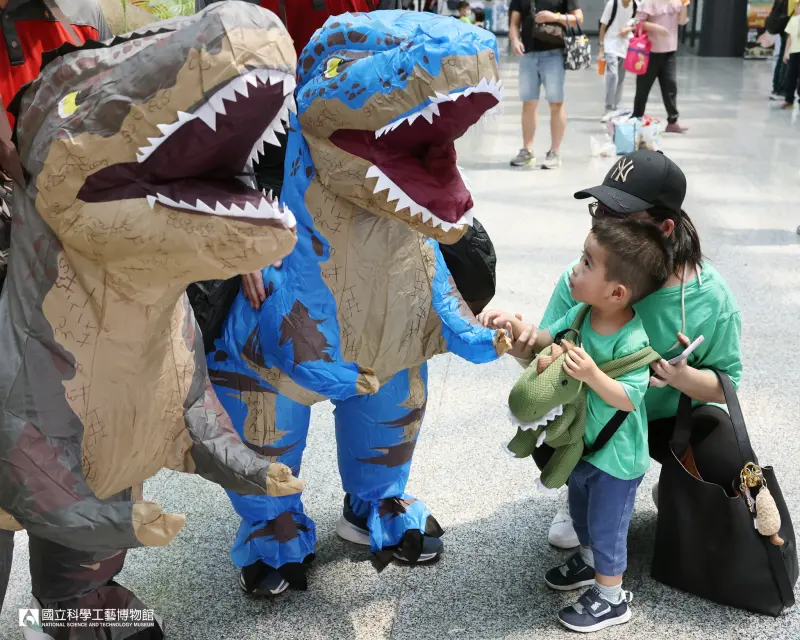 兒童節雨天備案！科博館「未滿12歲免費」　科工館玩10大恐龍遊戲