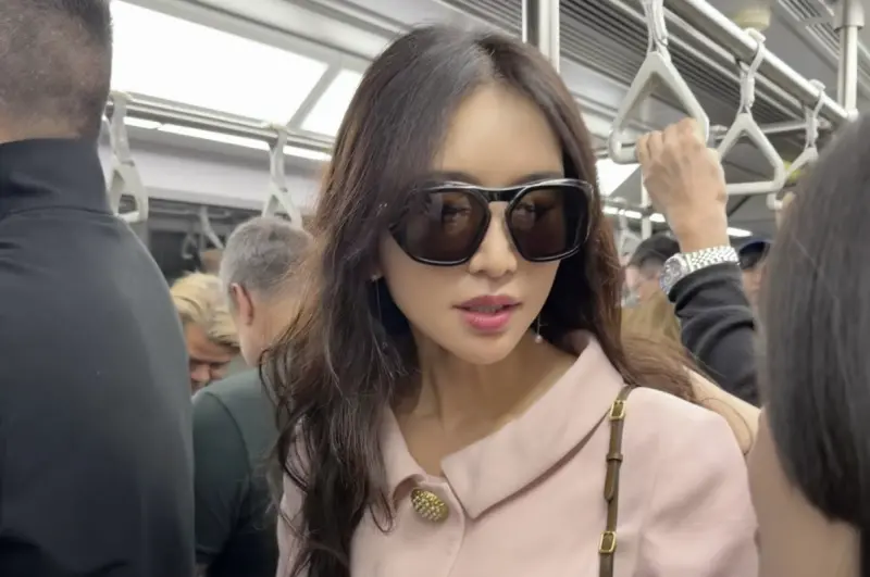 野生林志玲香港擠地鐵！竟無乘客認出來　粉絲看呆：哪像51歲的人