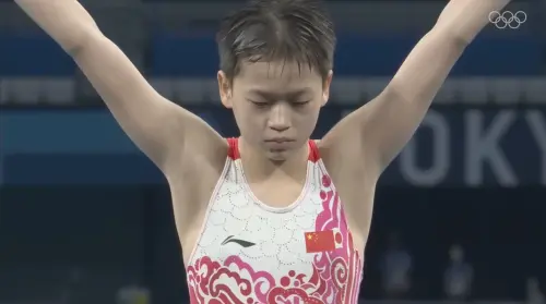 ▲曾經的巔峰纖細體態！ 全紅嬋（圖）站在跳水台上張開雙臂準備起跳的特寫。那時的她體態極度精實纖瘦，完美展現「水花消失術」的巔峰實力，對比近期受訪時無助坦言「吃一點就長胖」的壓力，讓粉絲心疼不已。（圖／截自YouTube頻道「是个人物」）