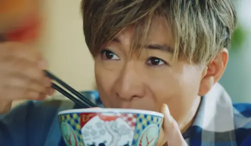 ▲木村拓哉在廣告中大口扒飯，吃得很起勁。（圖／吉野家 公式YouTubeチャンネル）