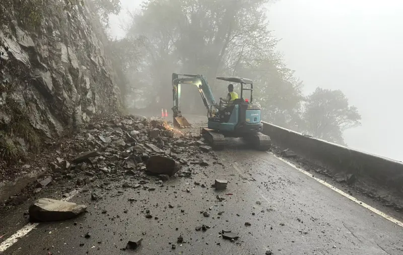 連假第一天就路斷！林業署急清理大雪山林道落石　籲注意春雨影響
