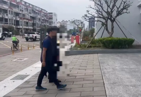 ▲ 高雄市鳳山警分局偵辦消防局救護車遭不法裝設追蹤器案件，2日拘提涉案陳姓男子到案，全案現由警方持續深入追查相關共犯。（圖／記者郭凱杰翻攝）