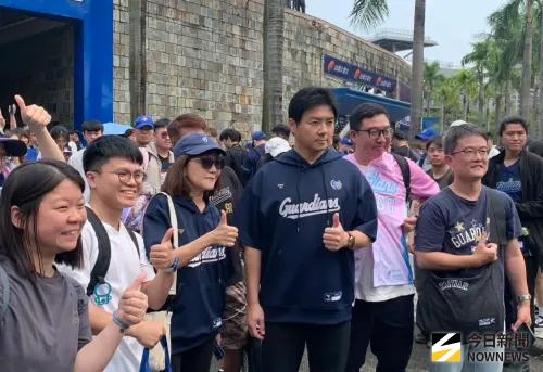 不捨邦迷冒雨夜排！陳昭如向遠雄喊話：4月大巨蛋賽程應納入規劃