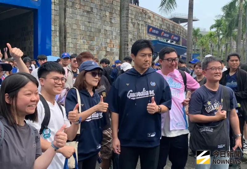 不捨邦迷冒雨夜排！陳昭如向遠雄喊話：4月大巨蛋賽程應納入規劃