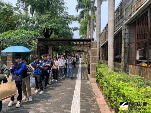 ▲富邦悍將今日主場開幕戰，許多邦迷從昨晚就冒雨排隊。（圖／記者陳柏翰攝,2026.4.3）