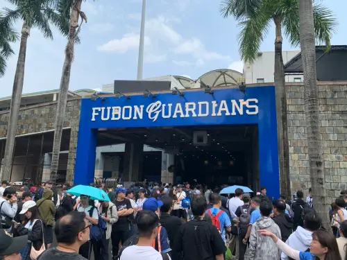 ▲富邦悍將今日主場開幕戰，商品部湧入大批球迷，第一批球迷更是從昨晚就開始排隊。（圖／記者陳柏翰攝,2026.4.3）