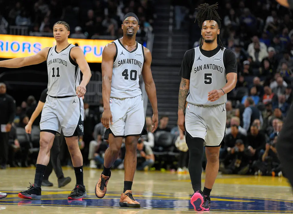 ▲馬刺以118：99乾脆利落地擊敗洛杉磯快艇。此役過後，馬刺不僅收穫11連勝，更在近29場比賽中打出27勝2負的恐怖戰績，目前例行賽戰績已提升至59勝18負。（圖／美聯社／達志影像）