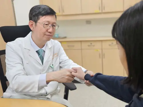 年輕女傍晚左腳就失控！檢查「極罕見疾病」　盛行率僅百萬分之一