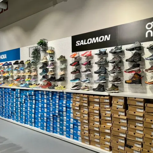 ▲潮鞋變白菜價！手刀衝刺了 近年紅透潮流圈的 Salomon 索羅門越野鞋也同步祭出結束出清（圖為門市陳列資料照）。原本動輒 4 到 7 千元的熱門鞋款，打完 45 折或零碼 3 折後，只要 1 千多到 2 千多元就能無痛入手，讓不少鞋迷直呼「這價格真的太香」。圖為資料照。（圖／翻攝自 ISPO+伊仕柏臉書）