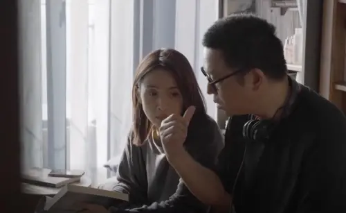 ▲沈可尚在拍攝時不會看監看螢幕，直接在攝影機旁看著拍攝發生。（圖／沈可尚提供）