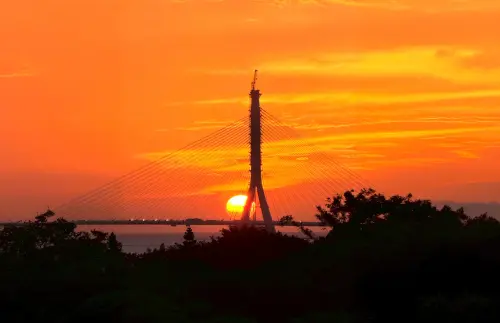 ▲蘊泉庄「好蘊玩淡水+」住房專案建議遊客可以搭乘渡輪近距離欣賞淡江大橋夕陽美景。（圖／蘊泉庄提供）