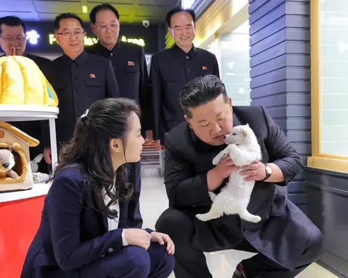 不玩坦克不玩槍！金正恩帶愛女視察住宅區設施　抱毛孩秀親和力