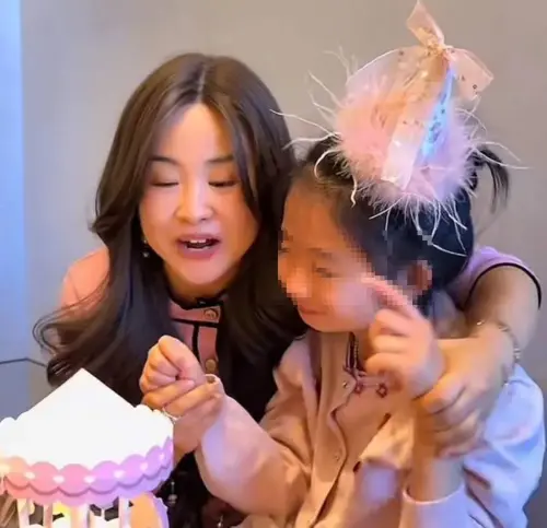 ▲只要不退步就是進步！ 雨鑫媽媽這 12 年來無微不至地照顧罹患罕見疾病的愛女（圖），即便日夜操勞甚至後來身患重病，她依然在鏡頭前為女兒擠出最溫暖的笑容。這份不離不棄的堅強母愛，如今成了粉絲心中最不捨的畫面。（圖／翻攝自雨鑫媽媽微博）