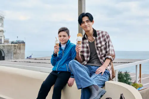 ▲周渝民（右）到義大利拍攝〈誰給我的勇氣〉MV，還跟當地小男孩一起踢足球、吃冰淇淋，玩得像孩子一樣。（圖／相信音樂提供）