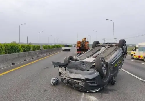 連假國道不平靜！台南段3車追撞　汽車翻覆「四腳朝天」橫躺車道