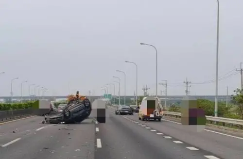▲國道1號台南下營段3日清晨發生追撞翻車事故，3車連環撞釀1人受傷送醫。（圖／翻攝畫面）
