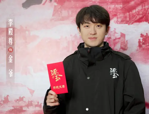 ▲李殿尊剃掉鬍子後，外型其實很清秀。（圖／微博＠李殿尊）