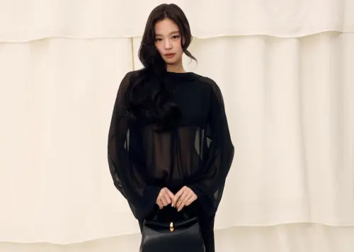 Jennie穿265萬全黑透視薄紗裙！胸下線條全都露　辣秀纖細小蠻腰