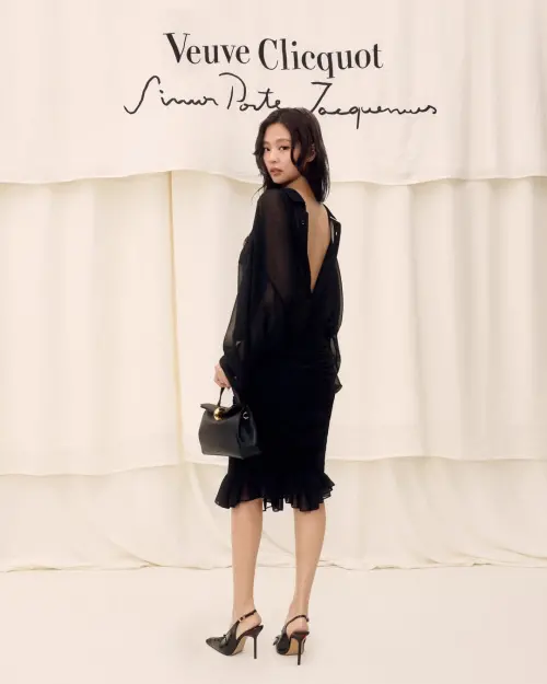 ▲Jennie不只露腰，一轉身還有大片美背。（圖／IG@jacquemus）