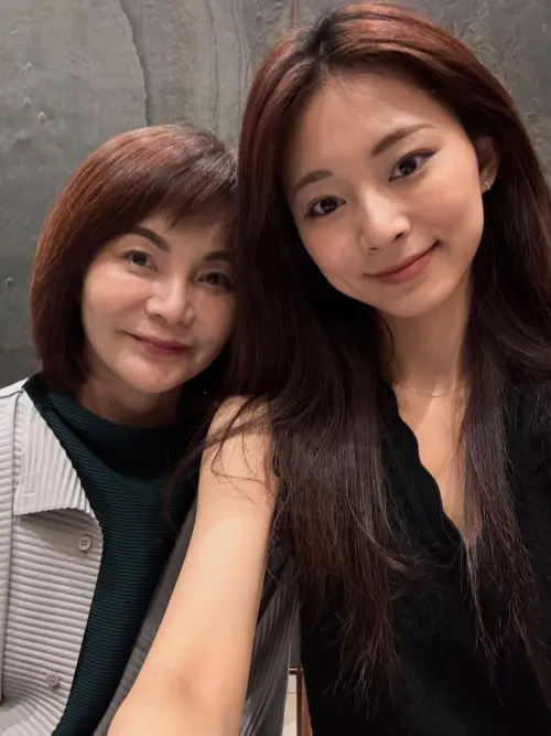 ▲子瑜（右）紓壓的方式之一是跟媽媽黃燕玲通電話。（圖／쯔위 (TZUYU)IG@thinkaboutzu）