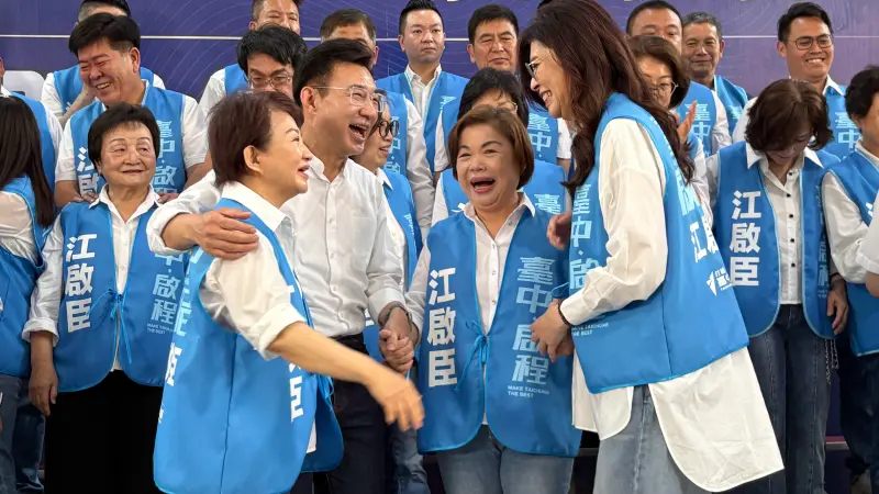 被問姐妹是否依舊情深？盧秀燕、鄭麗文頻以這動作表心跡