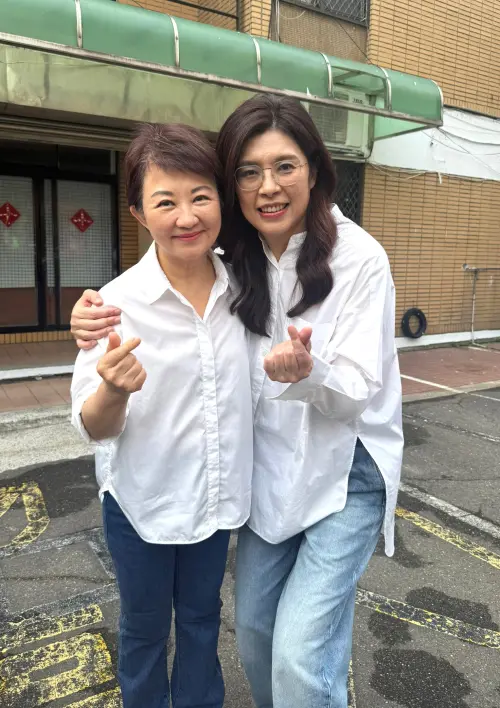 ▲盧秀燕與鄭麗文在國民黨台中市黨部前繼續「愛的抱抱」還比愛心。（圖／讀者提供，2026.04.03）