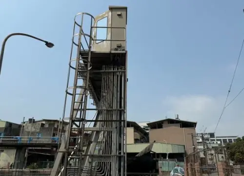 ▲中和抽水站站員進行檢修時自8公尺高處墜落，頭部重擊設備身亡。（圖／翻攝畫面）