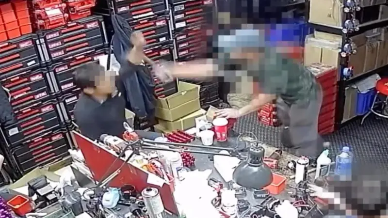 不爽賠修車費！男子重返公司砍傷前同事　勇老闆奪斧救人