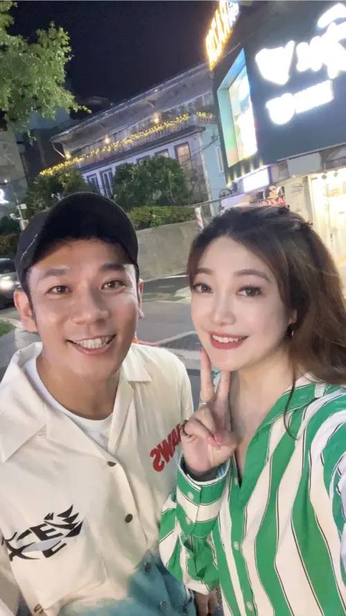 ▲蘋果姐姐（右）去年難得返台，在社群PO出與香蕉哥哥（左）的合照，立刻掀起網友回憶殺。（圖／彭薇霖臉書）