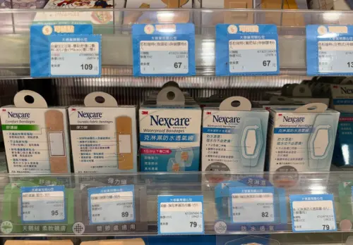 ▲OK蹦的外包裝跟實際大小是差不多的，民眾可以直接比對傷口。（圖/大樹藥局忠誠店Threads）