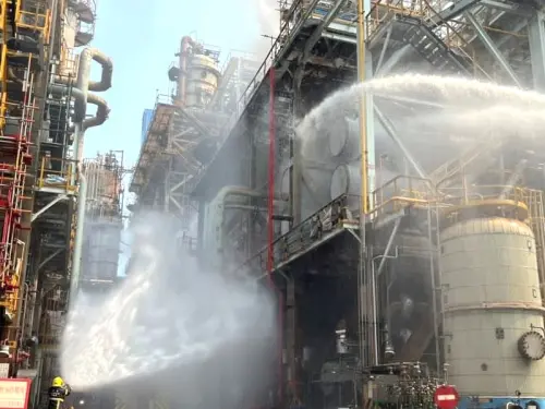 ▲大林煉油廠發生煉製五組媒裂處理工場E-2210換熱器洩漏起火事件，消防人員持續噴水霧進行警戒中。(圖／中油大林煉油廠提供)