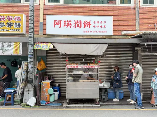 ▲阿瑛潤餅是人氣攤商，即便下午來也是要排隊。（圖／記者葉盛耀攝）
