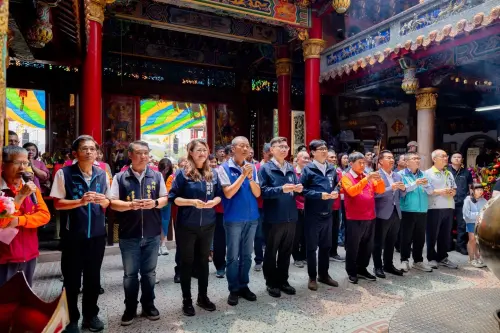 ▲ 市長陳其邁及與會來賓於主辦廟宇內門紫竹寺參香，祈求觀音佛祖慈悲護佑。（圖／高市府提供）