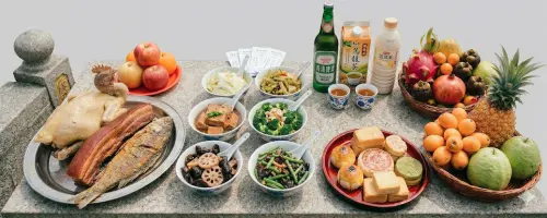 ▲清明掃墓供品準備講究完整與誠意，基本包含三牲、菜碗、飲品、點心、水果、香與紙錢等，同時需備妥清潔工具與祭拜用品。（圖／AI製圖、記者賴禹妡製）
