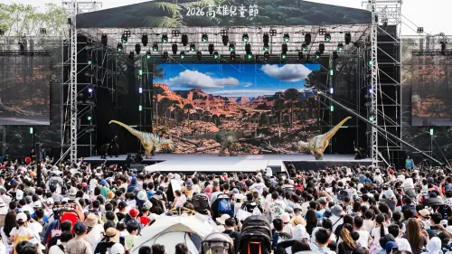 ▲高雄市府規劃「恐龍酷樂園」，前天活動開幕，吸引大批人潮前往衛武營現場。（圖／高市府教育局提供）