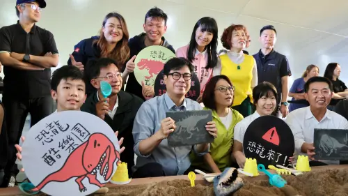 ▲高雄兒童節恐龍酷樂園開幕，陳其邁與大小朋友同樂，一同體驗化石考古體驗，活動首日吸引大批人潮，現場氣氛歡樂。（圖／高市府教育局提供）