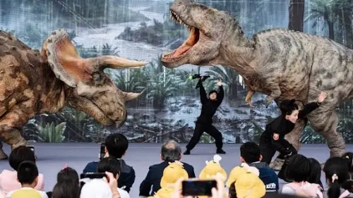 ▲日本DINO-A-LIVE首度來台演出，透過精密機械與專業操演技術，讓恐龍以逼真姿態現身衛武營。（圖／高市府教育局提供）
