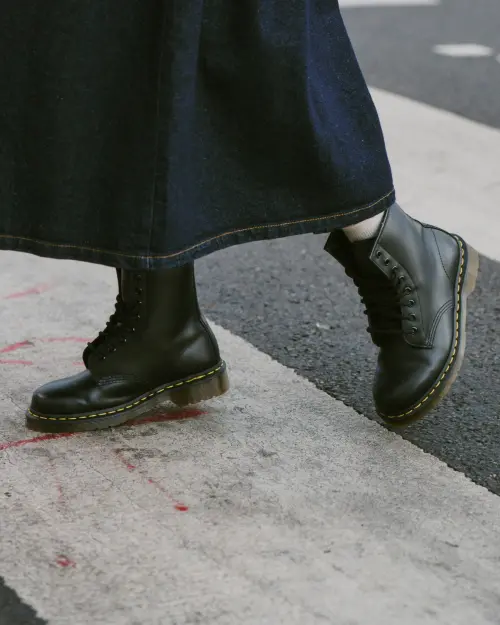 ▲Dr. Martens包括1460八孔靴、1461三孔鞋等經典鞋款，以及夏季熱賣的Nartilla涼鞋系列將在出清特賣時全數釋出。（圖／翻攝自Dr. Martens臉書粉專）