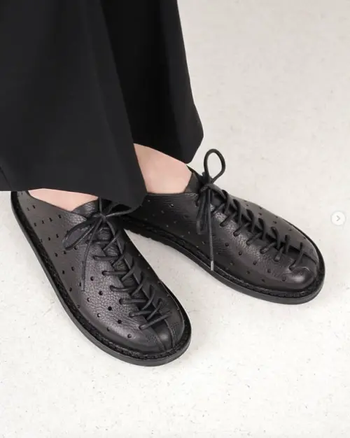 ▲trippen的Sparta、Helena等人氣鞋型，也就是鞋迷口中的「蟑螂鞋」，以及具建築風格的Golf洞洞鞋系列，都是這次特賣焦點。（圖／翻攝自IG@trippen.tw）