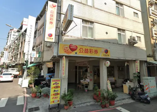 ▲本期誕生2名大樂透貳獎得主，中獎彩券行分別位於台南市、高雄市，圖為高雄市鼓山區「博喜彩券行」。（圖／翻攝自Google Maps）