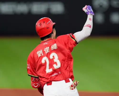 劉俊緯石破天驚追平3分砲、朱育賢再見安打！味全5：4逆轉退台鋼
