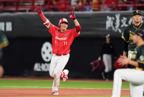 ▲味全龍朱育賢從台鋼雄鷹韋宏亮敲出再見安打。（圖／味全龍提供,2026.4.3）