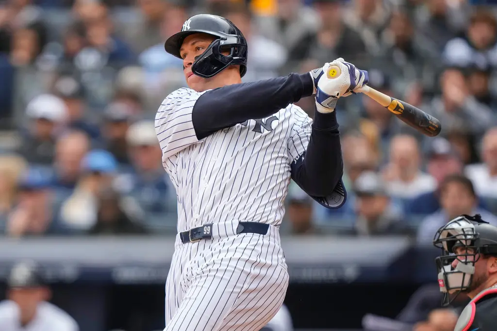 ▲紐約洋基隊長「法官」亞倫·賈吉（Aaron Judge）今（4）日在主場開幕戰大顯神威！面對邁阿密馬林魚隊，賈吉在洋基體育場的賽季首打席便轟出逆轉比分的三分砲（本季第3號），率領球隊以8：2輕取對手。（圖／美聯社／達志影像）
