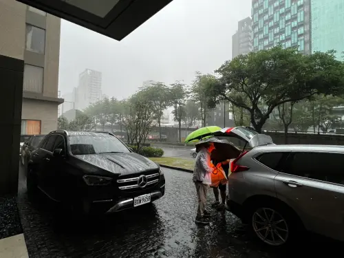 ▲中部地區受到鋒面影響，稍早開始下起超大豪雨，地面上都可以看出開始有積水情況。（圖/記者張勵德攝）
