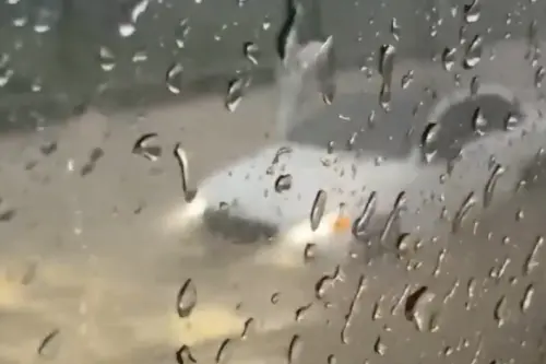 苗栗淹水二級警戒！水上行車畫面曝　在地急：快淹進家門救命啊啊