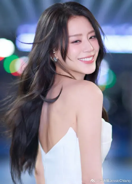 ▲許久未公開露面，江語晨外型依舊亮眼。（圖／翻攝自江語晨微博）