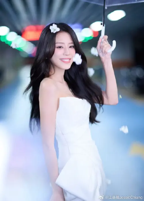 ▲江語晨在直播舞台演出中走音，引發社群大量討論。（圖／翻攝自江語晨微博）