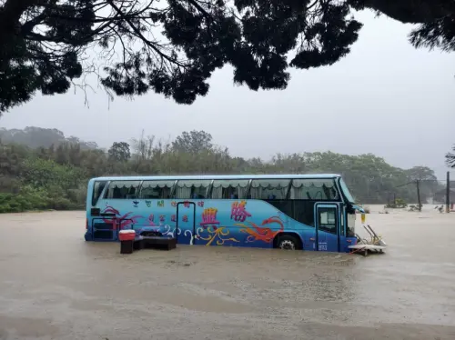 ▲「新車變觀光船」苦主欲哭無淚！ 苗栗造橋受清明暴雨影響，排水系統疑似失靈，導致新買的遊覽車受困深水，車主正研議申請國賠。（圖／翻攝自 Threads）