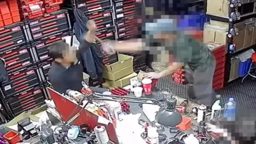 北投恐怖砍人案畫面曝光！疑公司車禍糾紛　男持斧頭劈前同事