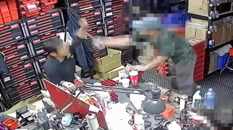 北投恐怖砍人案畫面曝光！疑公司車禍糾紛　男持斧頭劈前同事